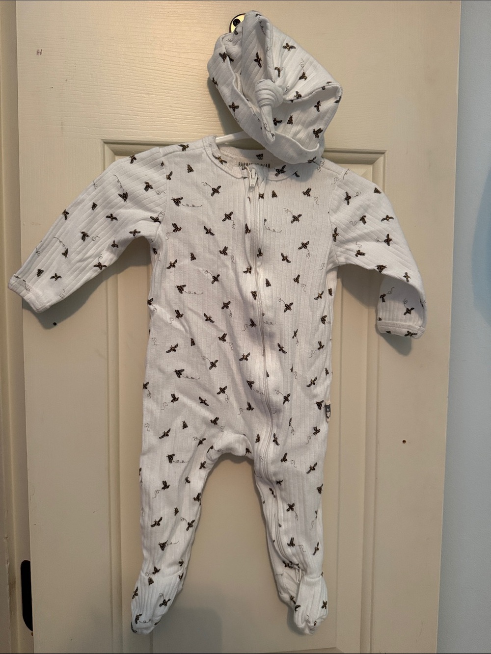 Rabbit + Bear Organic Cotton Baby Bee Footed One-Piece & Matching Hat 3-6 months